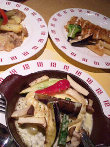 たくさん野菜が乗ったメインの肉料理の数々。
